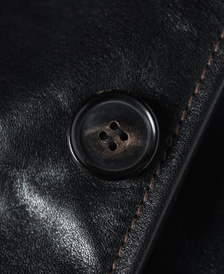 Four-hole button on the black leather coat